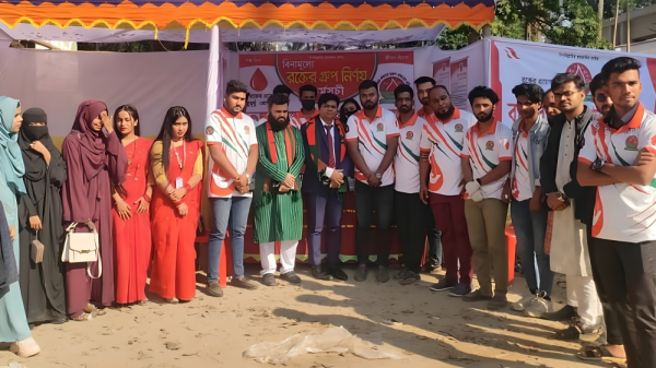 উপজেলা নির্বাহী কর্মকর্তার সঙ্গে বাঞ্ছারামপুর ব্লাড ব্যাংক সংগঠনের সদস্যরা। ছবি দেশ টুডে২৪ নিউজ