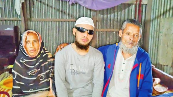 মা-বাবার সাথে আজিজুল