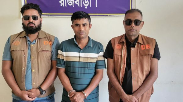 রাজবাড়ীতে ৩২ মামলার আসামী দুধর্ষ ডাকাত সর্দার গ্রেপ্তার